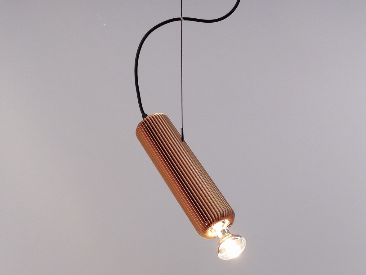 Henger formájú függesztett lámpa.